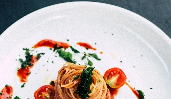 Plated spaghetti with cherry tomatoes and herbs
